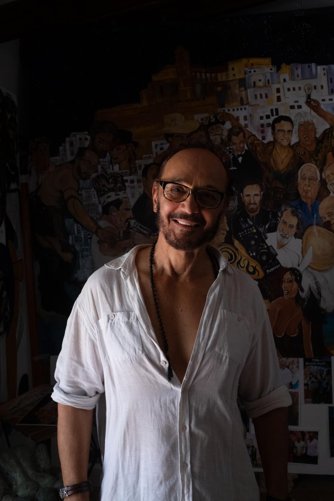 Behzad Behpour in the gallery, before the Dalt Vila fiesta canvas